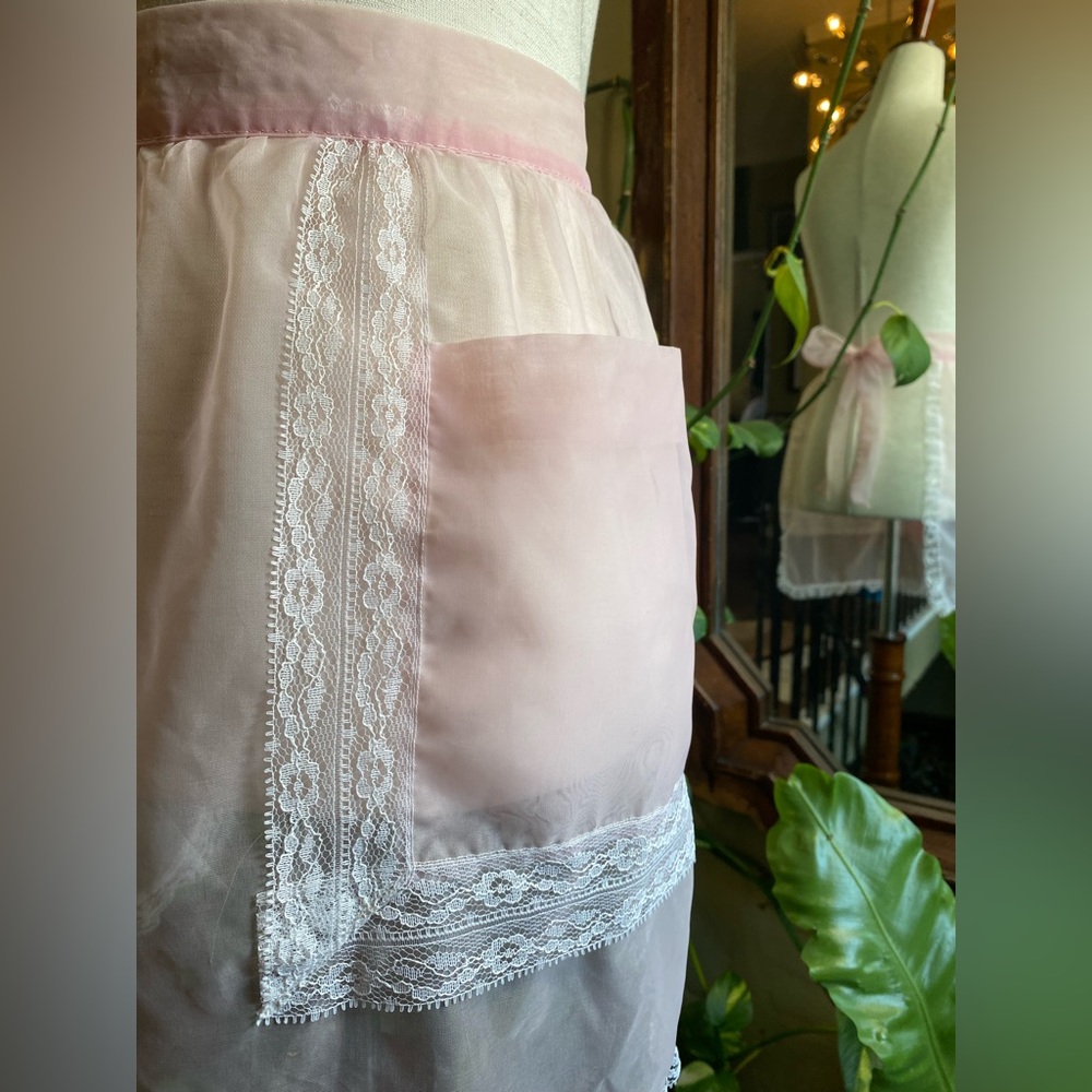 SOLD 🚫 Vintage 1950’s Baby Pink Organza Apron, White Lace Trim | Pockets XS-M - Picture 6 of 8